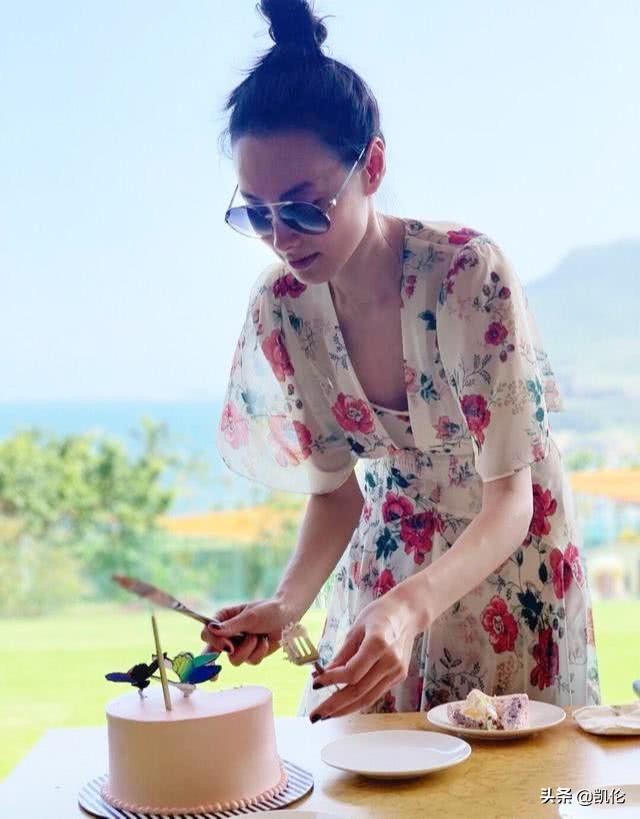 梁洛施马尾背带裙,梁洛施穿短裙子