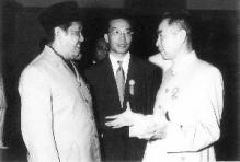 美国记者与周恩来握手，故意掏手帕不停擦手，周总理一招轻松反击