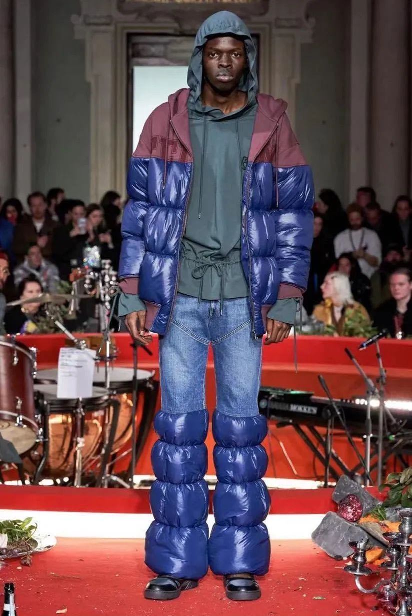 快成主流的“亚逼”,是一个___词?