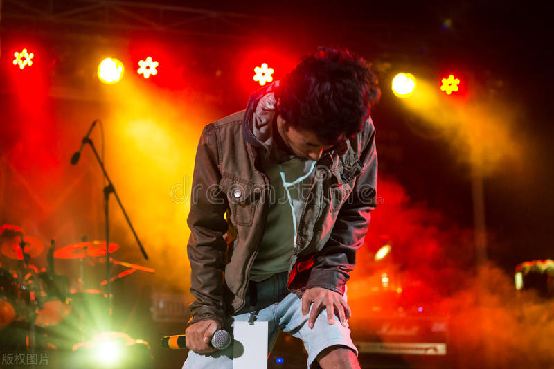 郭聪明得了特发性震颤,郭聪明因病暂停唱歌