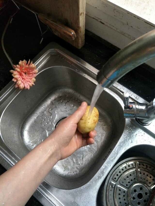 一张纸去土豆皮，削皮刀竟然输给一张纸，快速轻松还不费劲您会吗