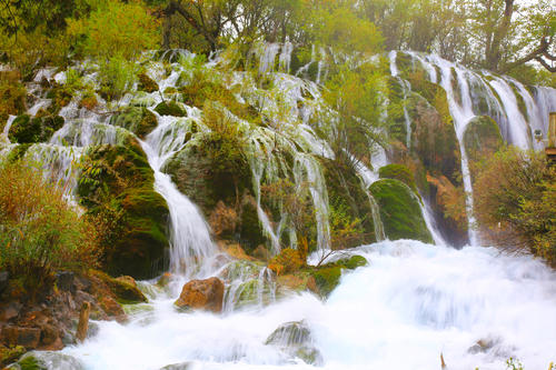 有路天堂通九寨，此中仙境任盘旋