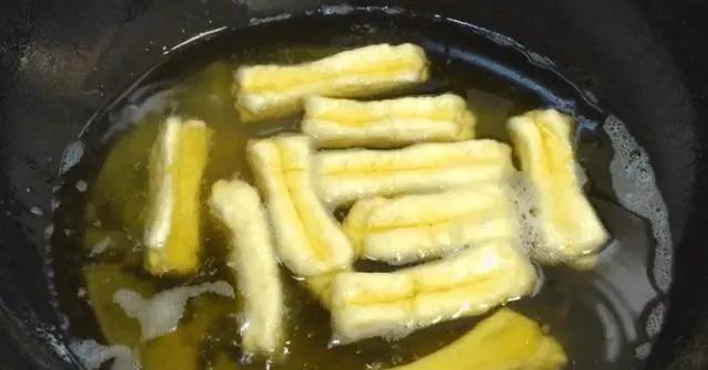 无矾酥脆油条的做法和配方超实用,油条做法蓬松酥脆不用醒面一晚上