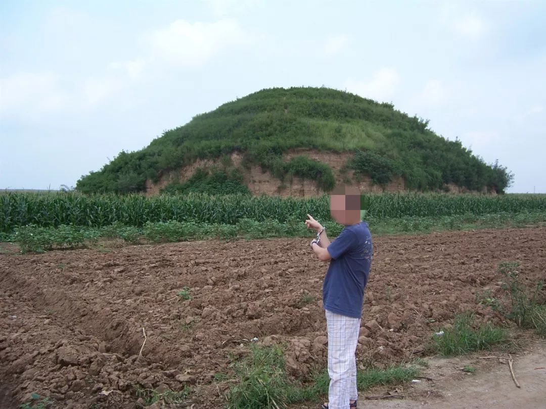 午夜时分，西安长安区一村子的古墓里突然发出一声巨响！而墓主人竟然是唐玄宗曾经最宠爱的女人，不是杨玉环