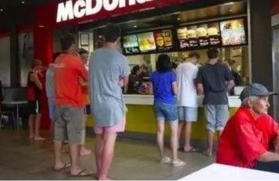 印度游客不解:为何新西兰人都爱光脚,是很穷买不起鞋子吗?