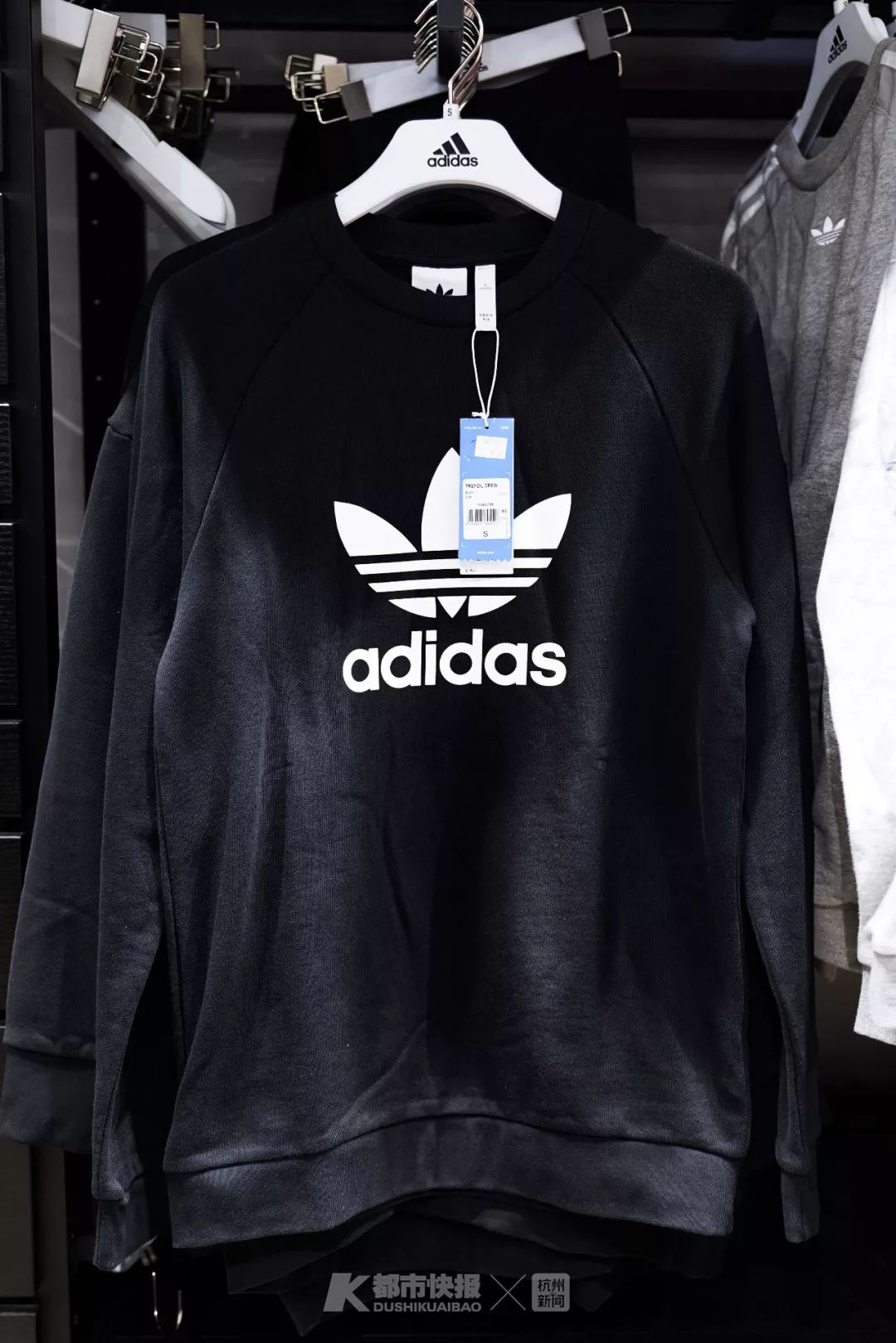 身上穿了假的耐克,年轻人都穿的耐克阿迪是不是真的