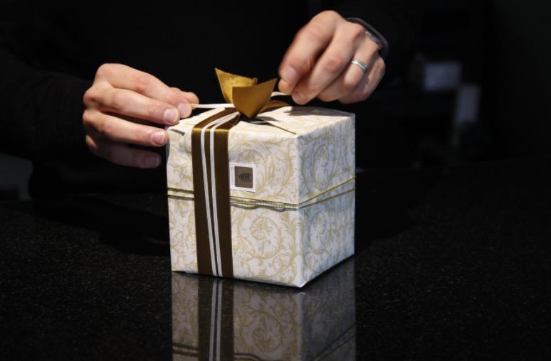 代购假货却用的跟真的一样,代购真的是去国外买的吗