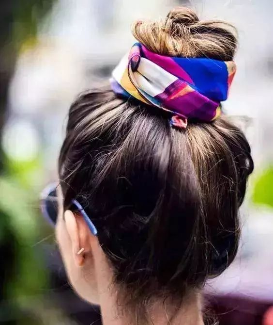 跨越半世纪的经典搭配王丝巾，这都当衣服穿了？