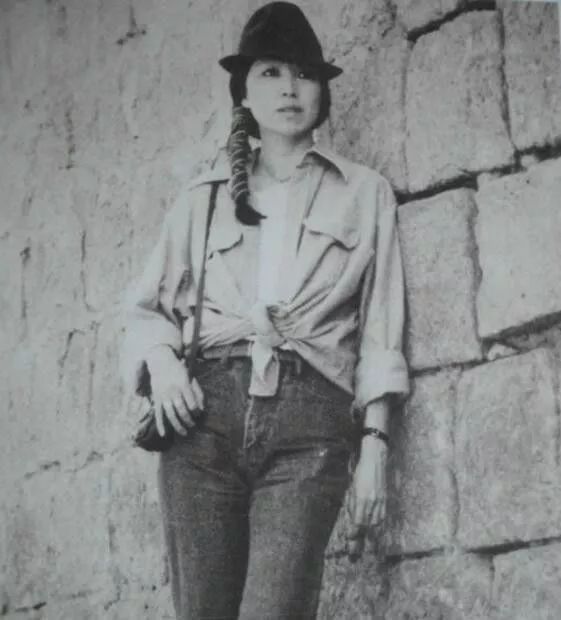 三毛：你是我们幻想的那片诗与远方，开在荒漠里的繁花，生日快乐