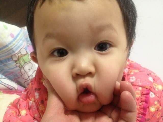 宝宝非长牙期流口水是什么原因,宝宝长牙期流口水流得严重怎么办