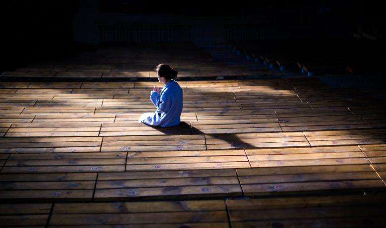 60多岁的老母亲，面对一家的智障儿，自救是唯一的方法