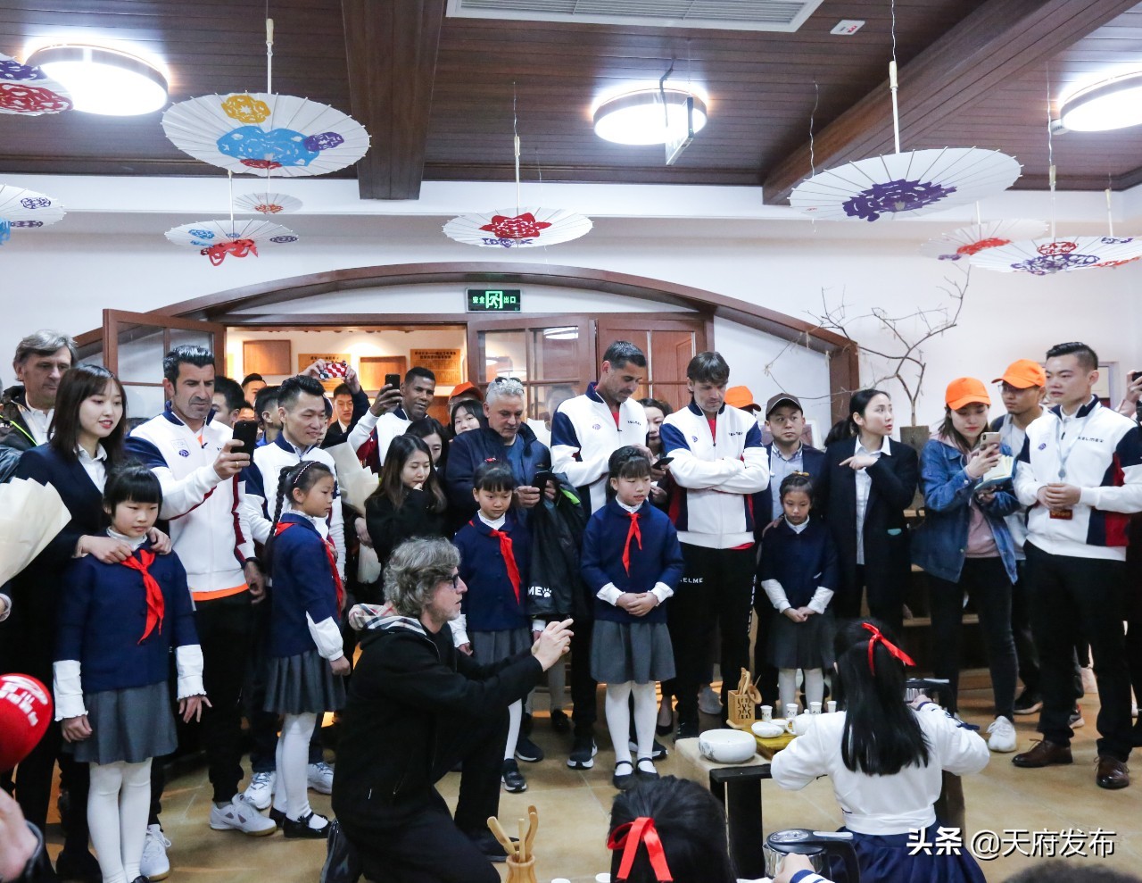 燃爆！巴乔、巴蒂、菲戈等世界足坛传奇齐聚天府新区，重现当年风采