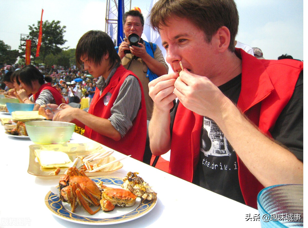 螃蟹煮熟的时候怎么处理比较干净,煮熟的螃蟹应该怎么处理才能吃