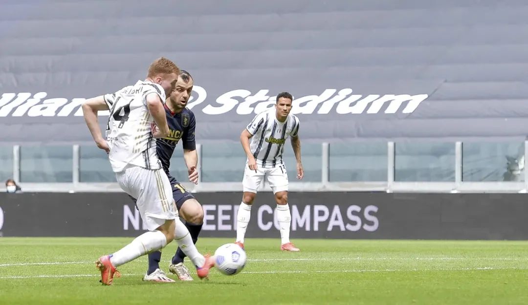 皮尔洛回应c罗批评,尤文教练皮尔洛讨论c罗