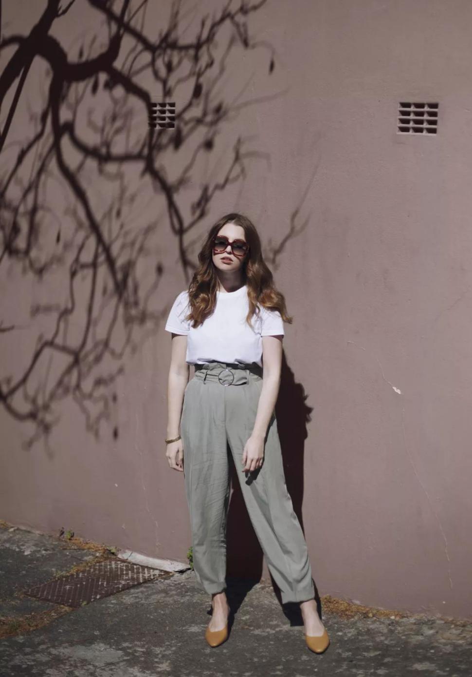 今年流行的奶奶鞋怎么搭配才好 (今年新流行奶奶鞋洋气百搭显高挑)