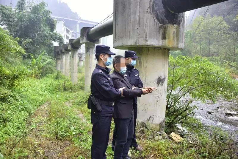 男子卖毒鱼被警察逮捕,近期电鱼被抓的人视频