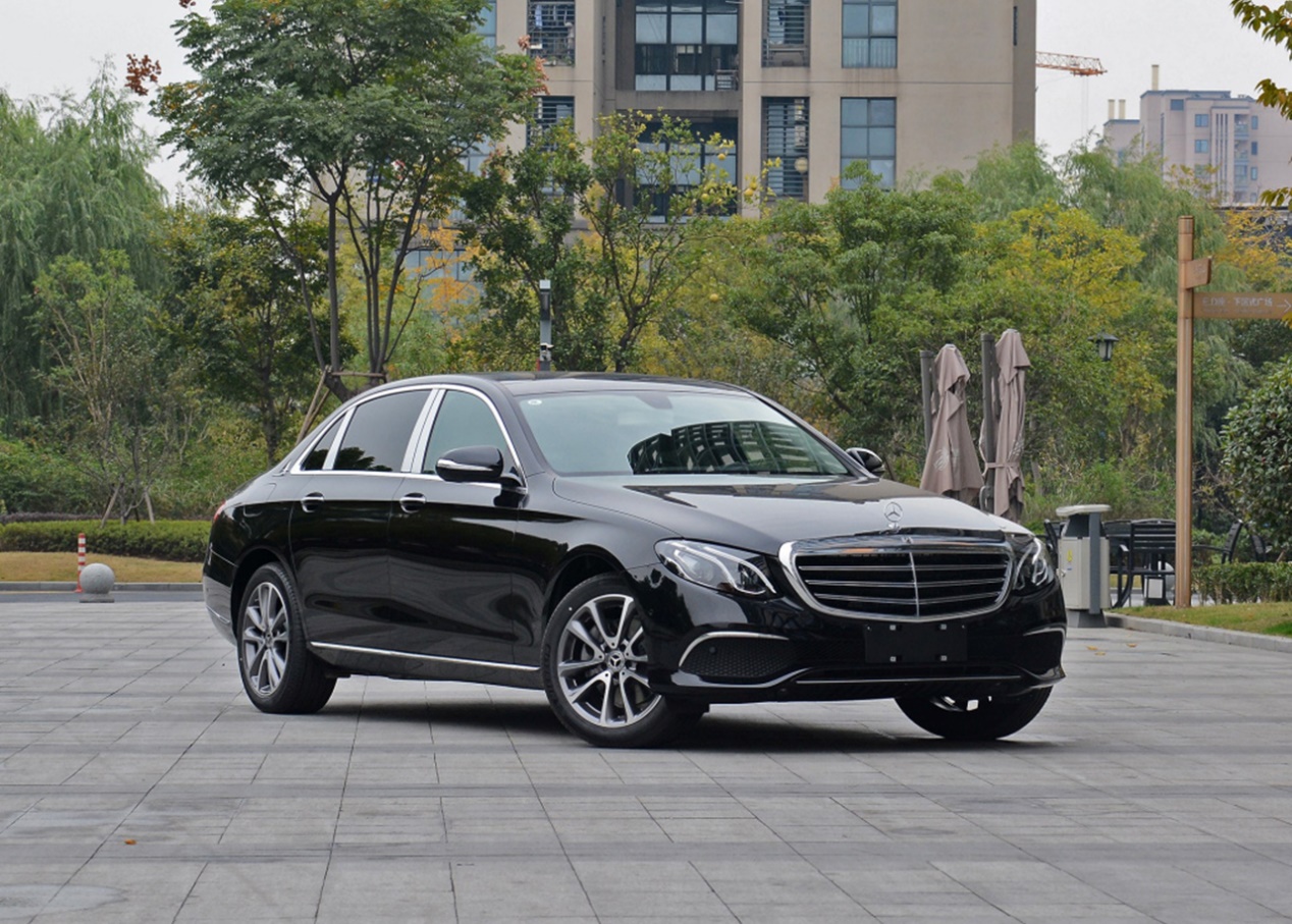 在网络端一直备受争议，在销售端却越卖越好的奔驰E，强势