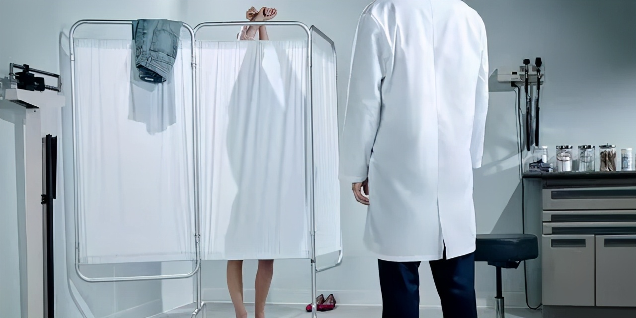 腹痛去就诊，医生却把手指伸进阴道：性侵与治病只隔了一层窗户纸