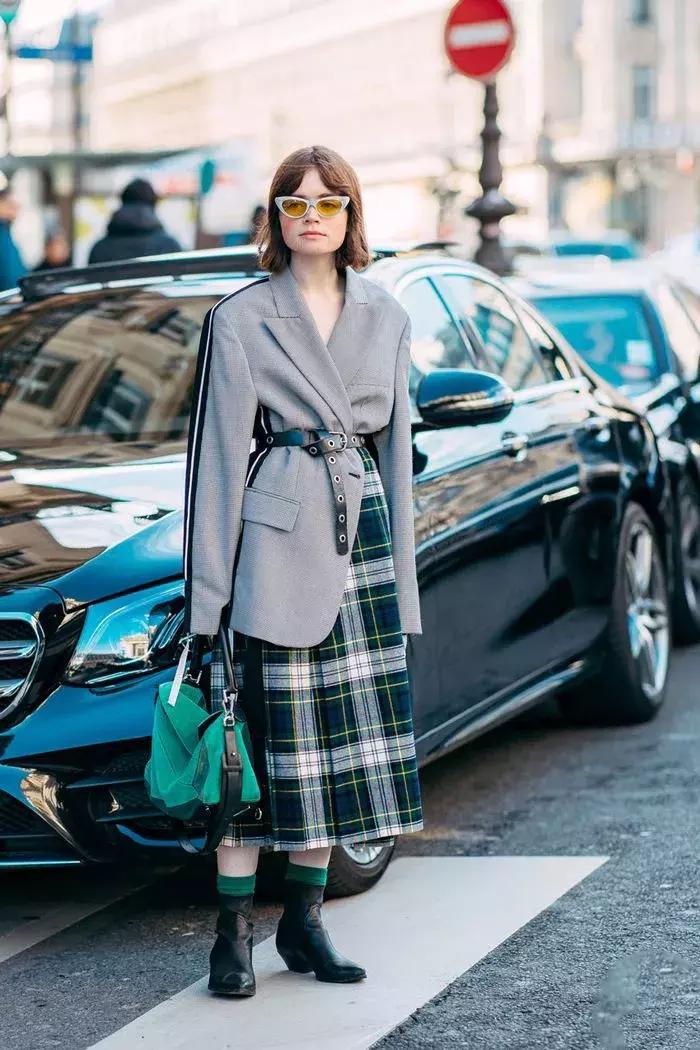 别再露脚踝了今年露袜才是王道,今年流行的露袜穿搭你知道吗