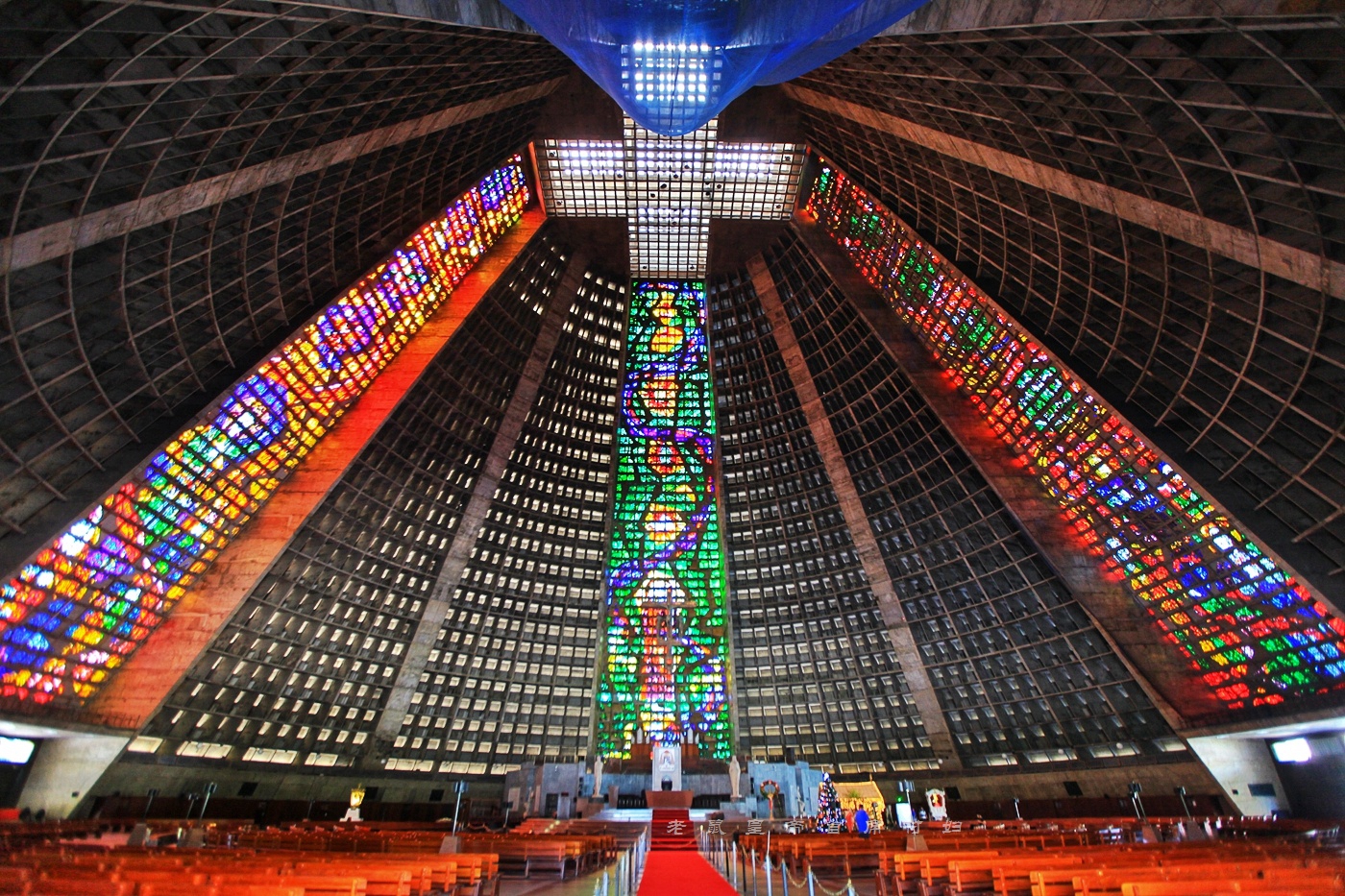 娱乐至死的里约不止狂欢节,怪教堂250彩梯比基尼足球,亮眼