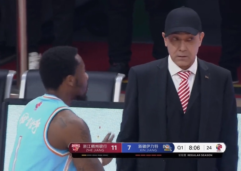 这球咋打？62声哨吹懵球员，阿的江：咋吹的？费尔德：教练忍住