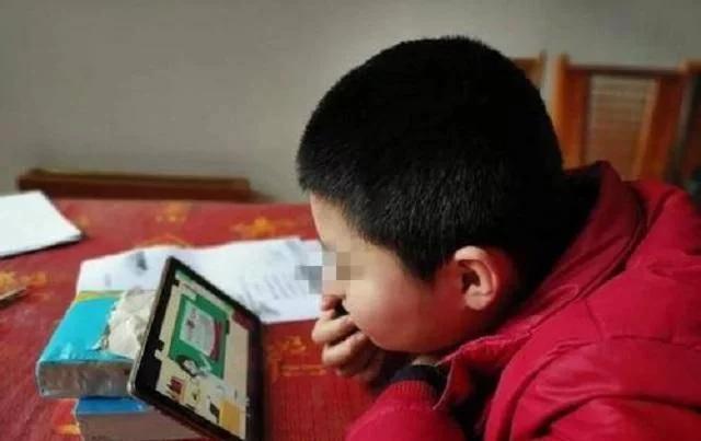 楼上邻居总蹭网，小伙改掉wifi密码，隔天门上的纸条令他感动不已