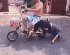 搞笑gif段子：这伴娘真胆肥呀，居然还敢这样堵门