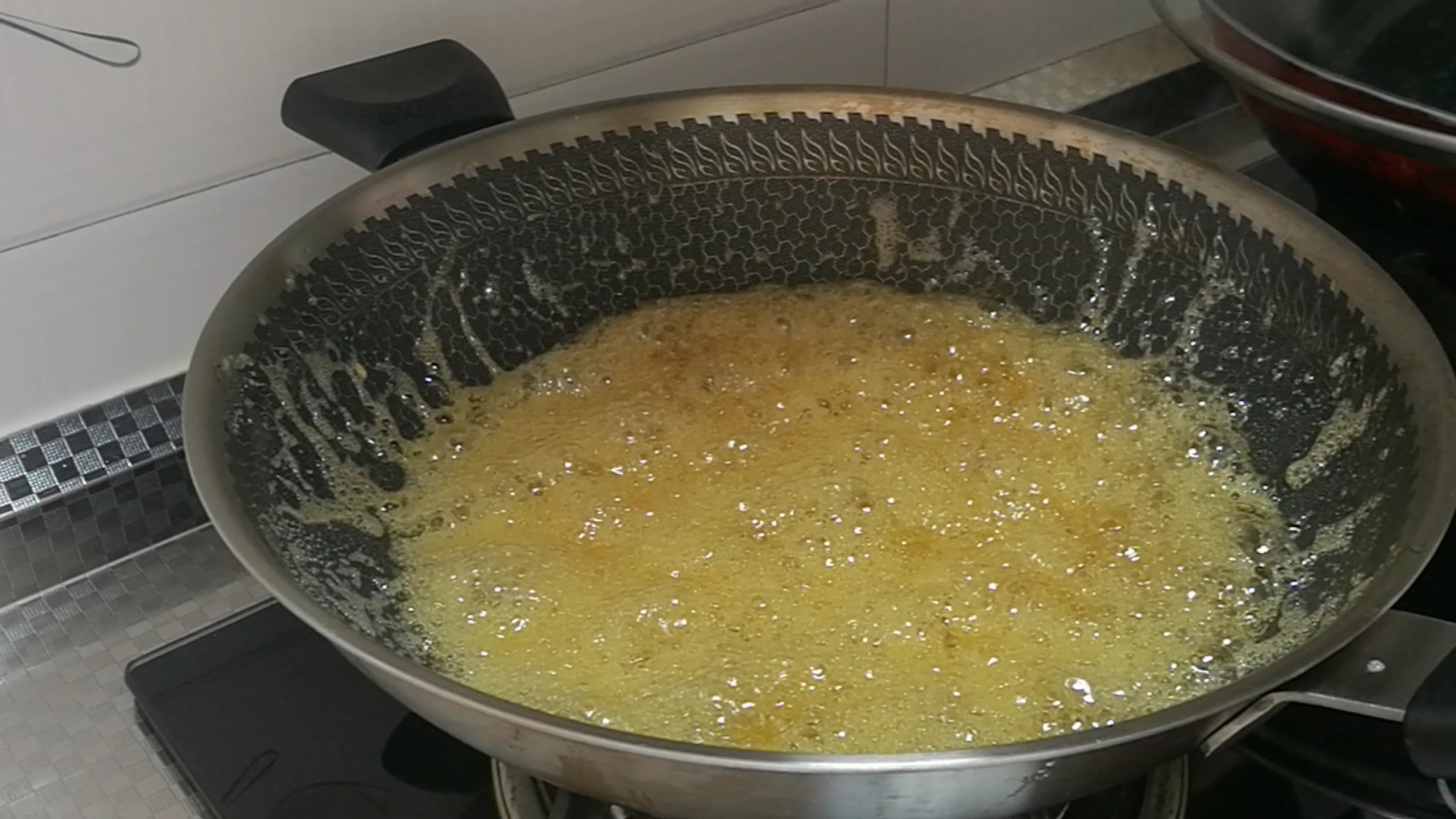 白糖熬的糖浆一放水里成冰块了,白糖熬成糖浆放凉再熬又变成白糖