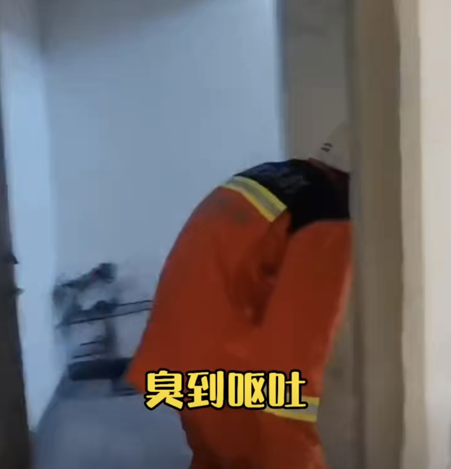 消防抓黄鼠狼被熏到干呕,消防员被黄鼠狼臭屁攻击