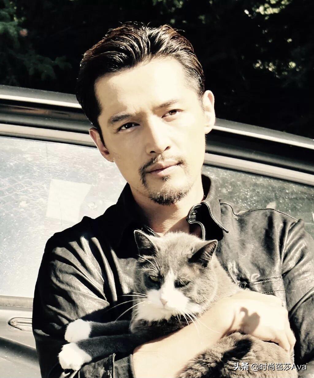 胡歌留胡渣帅呆路人视角,男人魅力胡歌十足英伦风造型