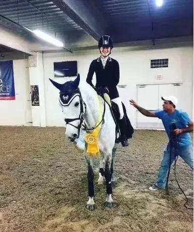 比尔盖茨女儿生活照片,比尔盖茨23岁女儿近照曝光