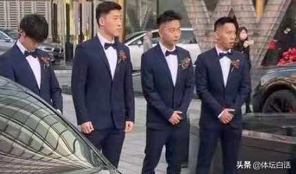 徐根宝为弟子庆生,徐根宝与众弟子