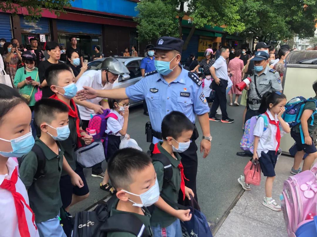 【我为群众办实事】开学“大片”，他们怎会缺席！