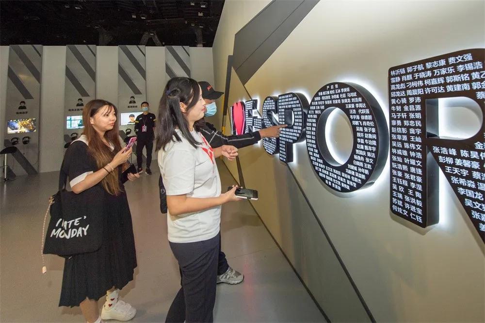 国内首个电竞体验馆亮相浦东,来这里成为“头号玩家”吧!