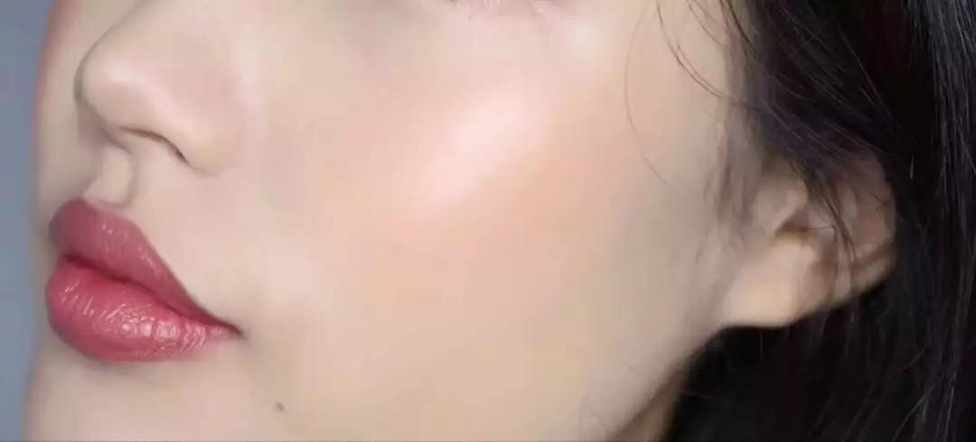 李佳琦狂卖4万件粉膏，激动到连喊6个OMG：真的特别好用