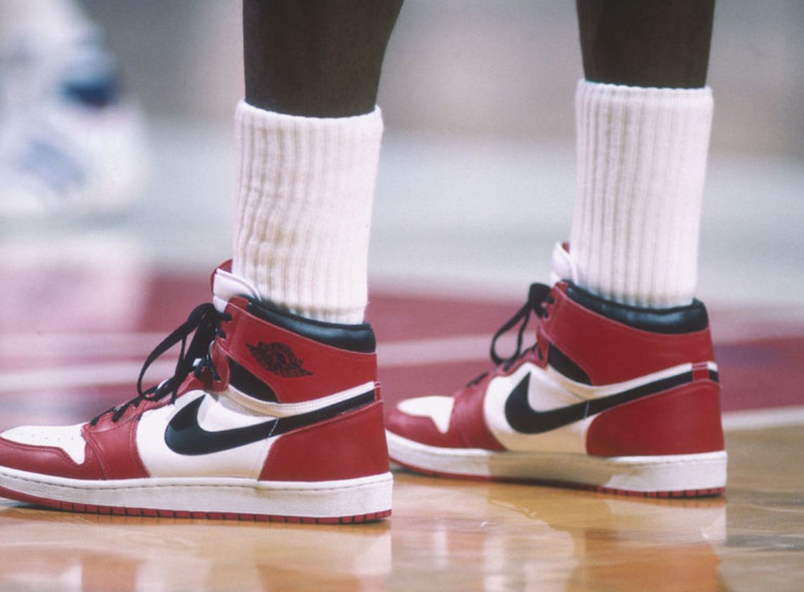 神的影响力！乔丹亲签AJ1以56万美元成交，创下球鞋交易新纪录