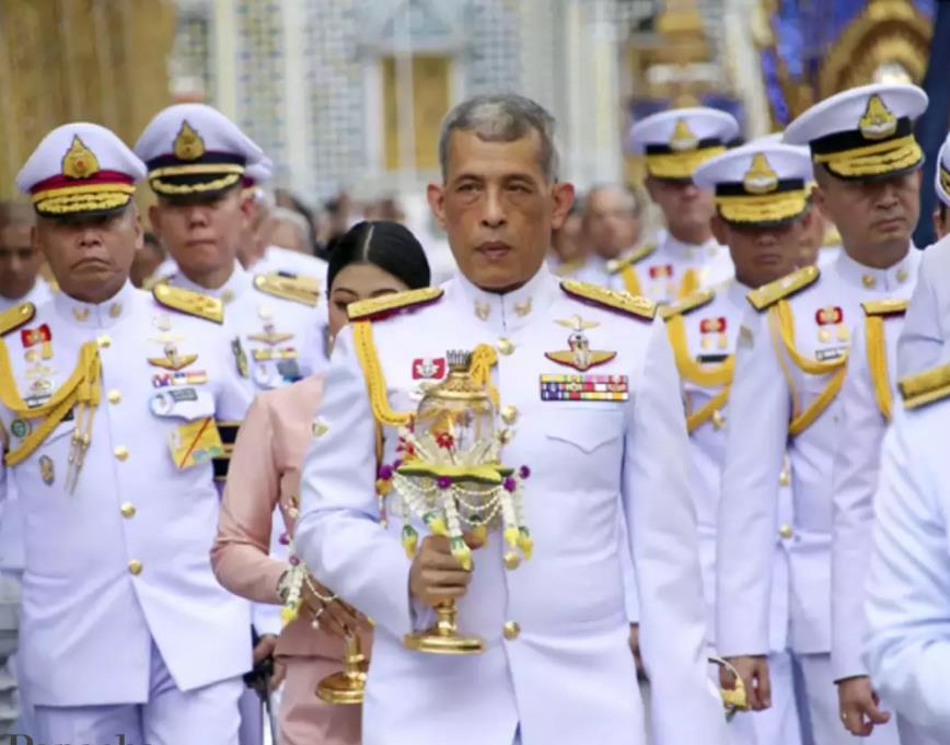 泰王为玉佛更衣,泰王给玉佛换装