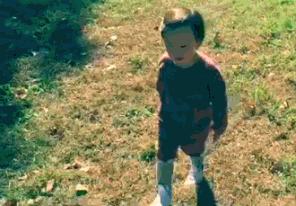 孩子走路“内八”or“外八”，可能和这3个小习惯有关