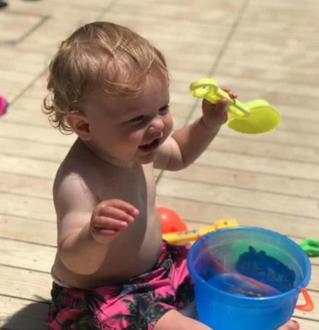 小孩被玻璃杯砸到头还出血怎么办,小孩拿杯子被割伤