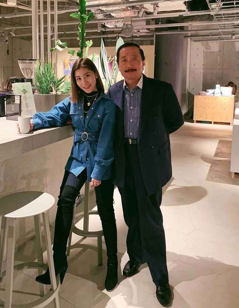 刘德华小姨子炫富上瘾？爱晒家中整墙名牌包，全身名牌堆砌太高调