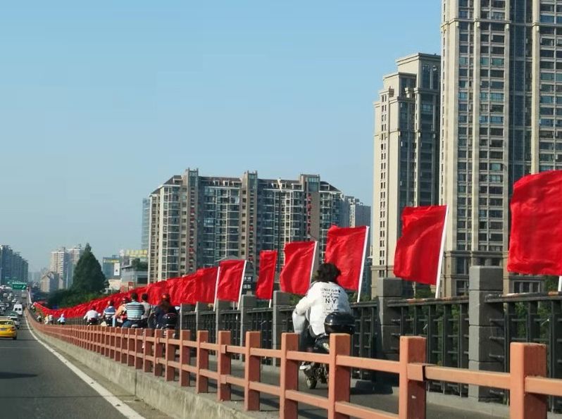 迎国庆街景,迎接国庆换上崭新的国旗