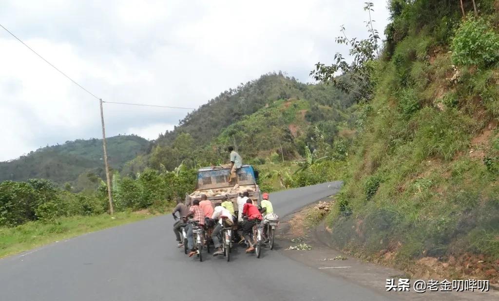 为什么在布隆迪，每辆卡车后都挂了一串自行车？