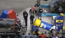 空中一字马搞笑图,一个突如其来的一字马