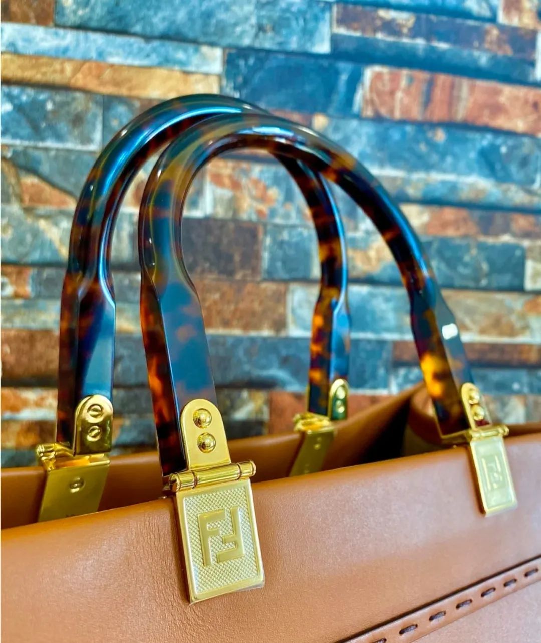 这才爆红一年就这么能“装”了?3w的包一背我都认不出来了…