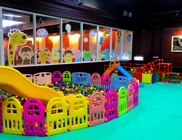 这家酒店有全台唯一「乌龙院主题房」，还能在馆内开赛车