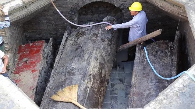 工地挖出红色棺椁历经700余年,农民挖出千年古墓完整版