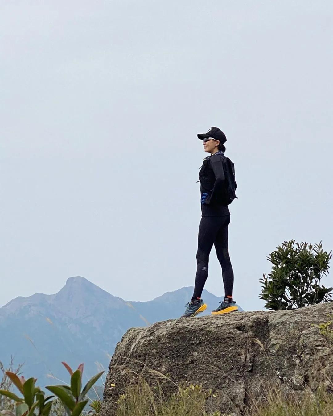刘嘉玲穿运动鞋,54岁的刘嘉玲穿运动装登山