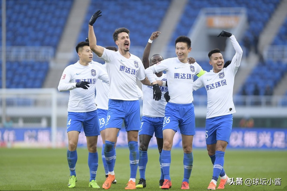 两球完胜！泰达赛季完美收官，老队长退役预示一个时代的圆满落幕