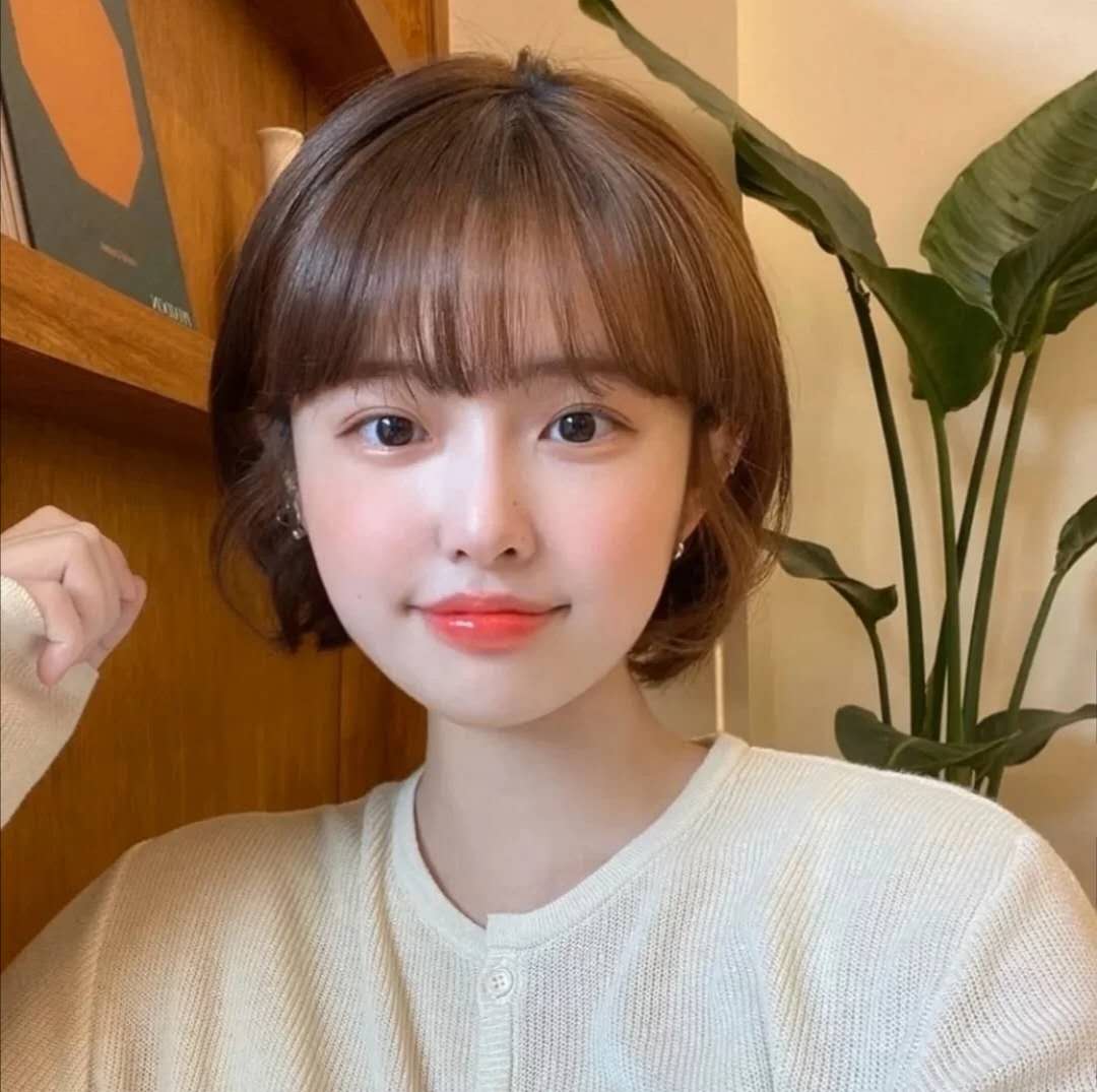 长脸自来卷适合什么好打理的发型,头发微卷脸型宽适合什么发型