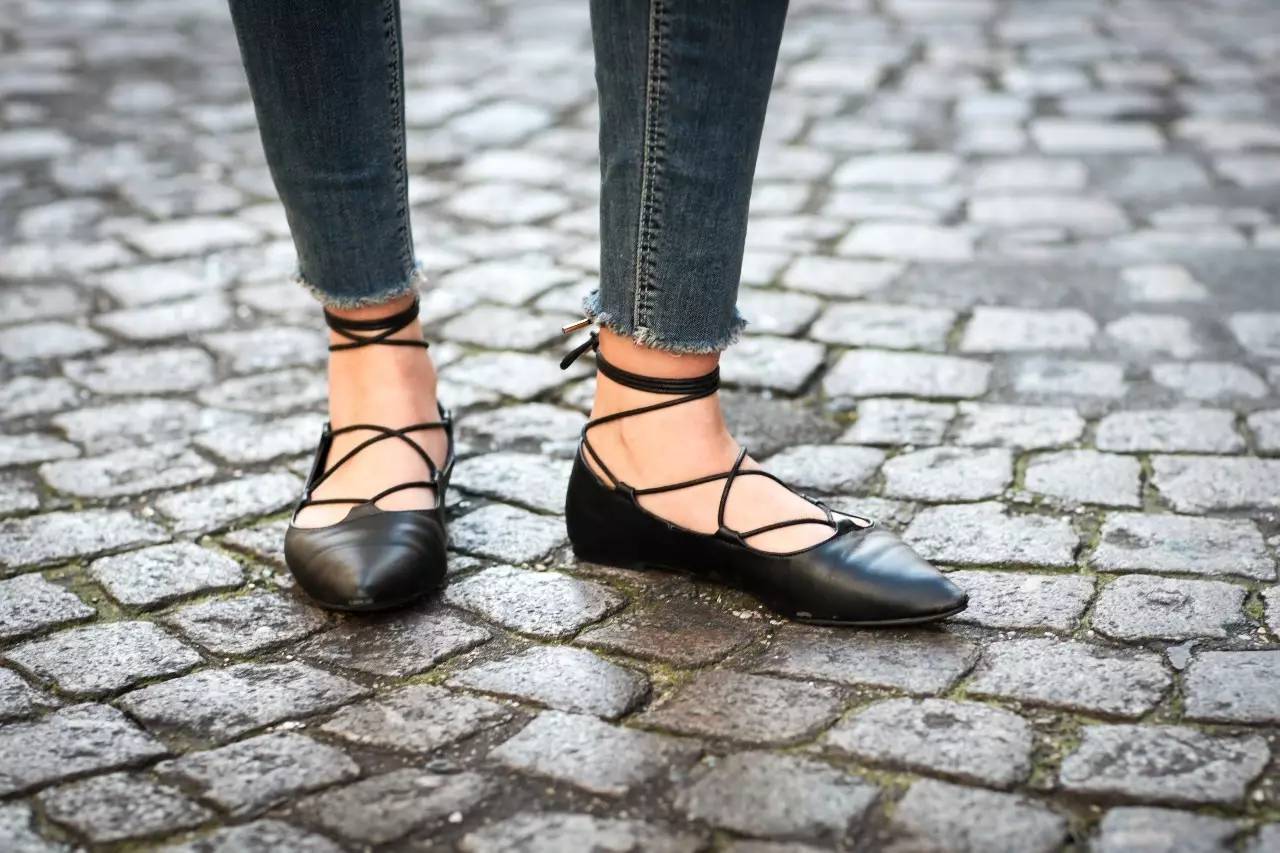 脚宽的人怎么选择鞋子,脚宽夏季穿鞋选择技巧